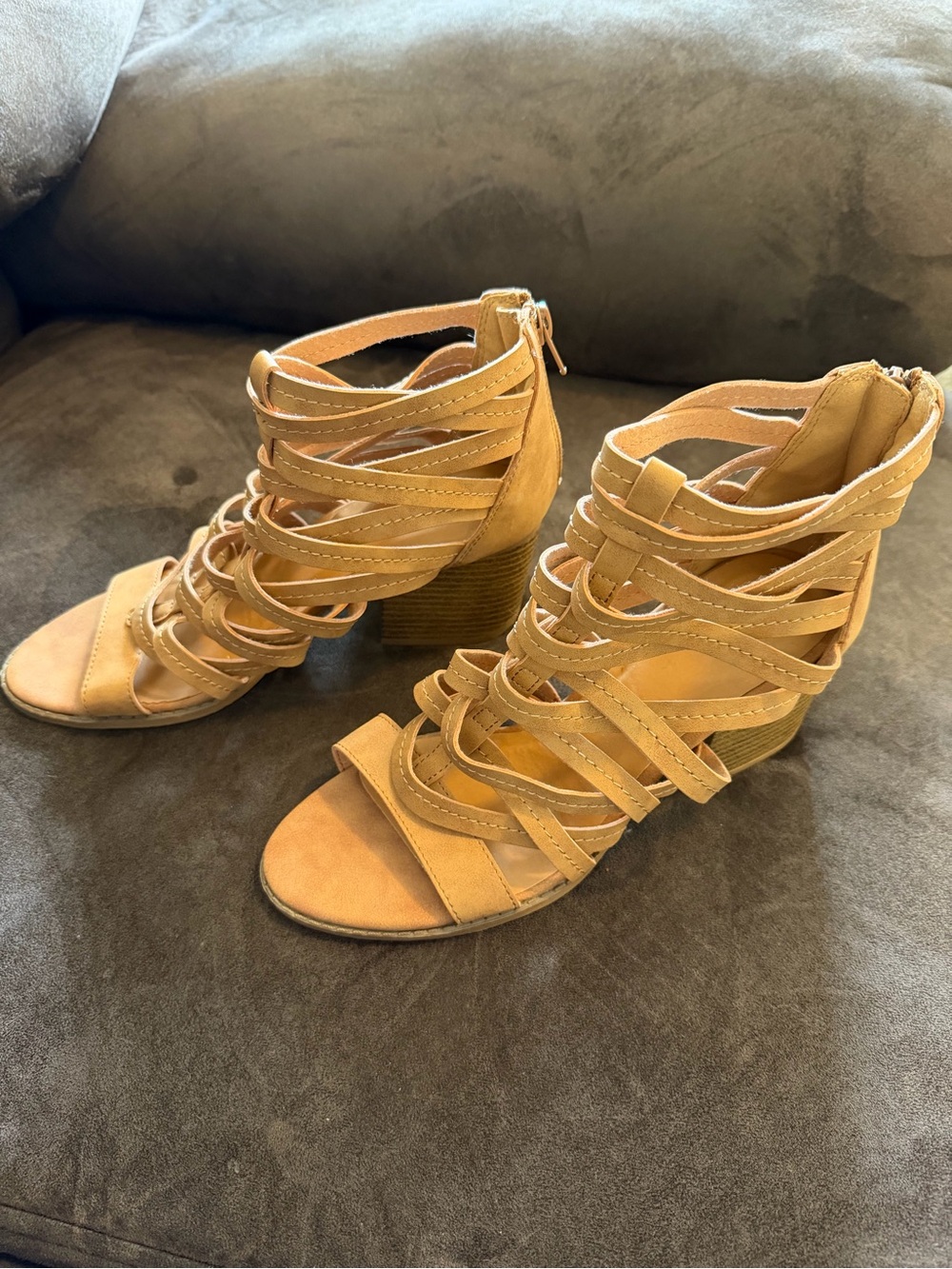 Qupid Tan Nude Strappy Gladiator Block Heel Sandals Size 8.5